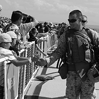 Invitados saludan a los Marines durante el espectáculo aéreo anual patrocinado por los Servicios Comunitarios del Cuerpo de Infantería de Marina de EUA, en la Estación Aérea del Cuerpo de Infantería de Marina en Miramar, estado de California, 2 de octubre de 2010.