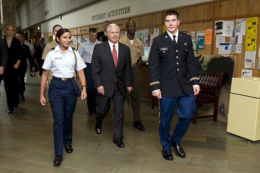El Secretario de Defensa Robert M. Gates camina junto a los cadetes del Programa de Entrenamiento de Oficiales de la Reserva en la Universidad Duke, Durham, estado de Carolina del Norte, 29 de septiembre de 2010.