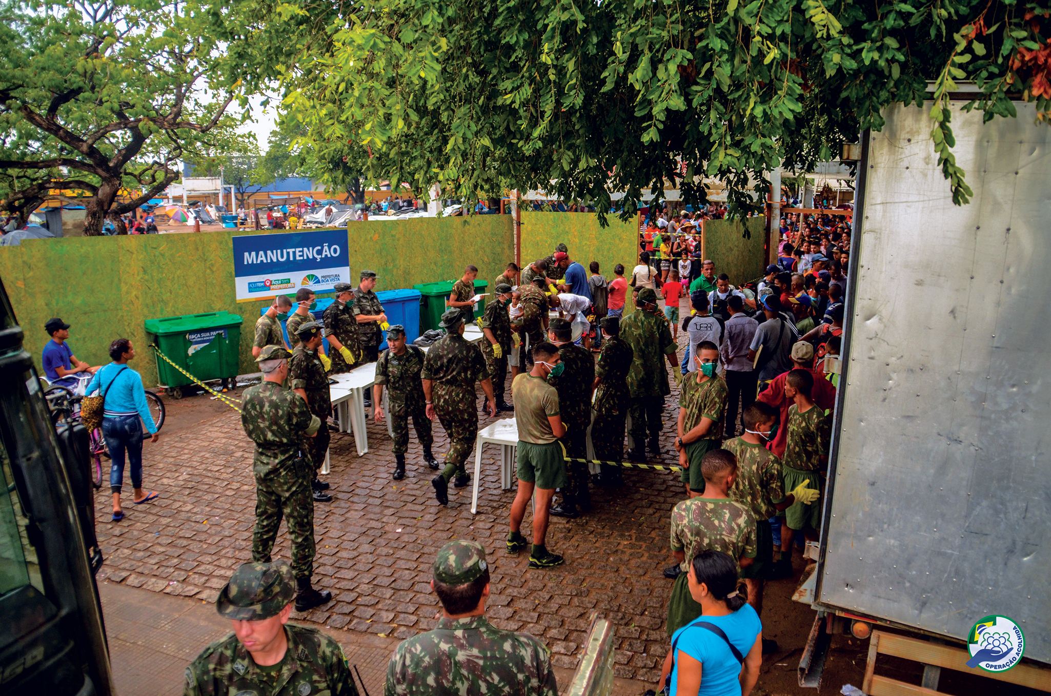 Como parte de la operación Acogida, soldados brasileños gestionan la llegada de migrantes venezolanos una vez que estos son trasladados de Pacaraima a Boa Vista, en Roraima, el 24 de abril de 2018. (Foto: Fuerza de Tarea Logística Humanitaria Roraima)