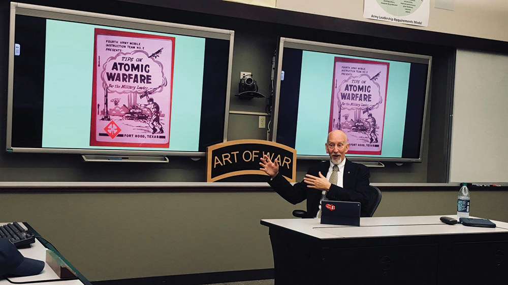 El doctor Brian McAllister Linn, profesor de la Universidad de Texas A&M y autor de Elvis’s Army: Cold War GIs and the Atomic Battlefield, imparte un seminario el 4 de mayo de 2018 en Fort Leavenworth, Kansas a los estudiantes de la promoción de 2017-2018 del programa Art of War Scholars sobre la transformación del Ejército estadounidense a un «Ejército atómico» después de la Segunda Guerra Mundial. (Foto: Mayor Ian Kent, Ejército de Estados Unidos)