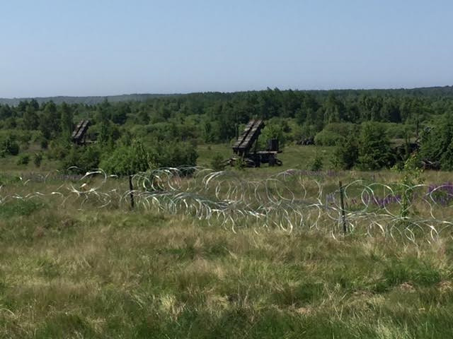 Soldados del 10º Comando de Defensa Antiaérea y Misiles del Ejército junto con socios conjuntos de la Armada de EUA y la 3ª Brigada de Misiles Antiaéreos de Polonia, realizan comprobación de capacidades de guerra electrónica en sistemas de defensa antiaérea de Polonia y EUA en Turun, Polonia de 14 a 16 de junio de 2016. (Foto: Ejército de EUA, Tnte. 2<sup>º</sup> Brandt Ange)