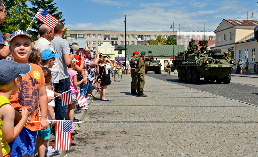 Soldados del 4º Escuadrón del 2º Regimiento de Caballería conducen vehículos de combate tipo Stryker en la plaza principal de Suwalki, Polonia durante el Ejercicio Dragoon Ride, 4 de junio de 2016. Los ciudadanos polacos tuvieron la oportunidad de conocer a los soldados y ver el equipamiento militar, así como presenciar el intercambio de agradecimientos entre los líderes de EUA y Polonia durante este evento civil-militar. (Foto: Ejército de EUA, 10º Cuartel General de Campamento de Prensa, Sgto. Caitlyn Byrne)