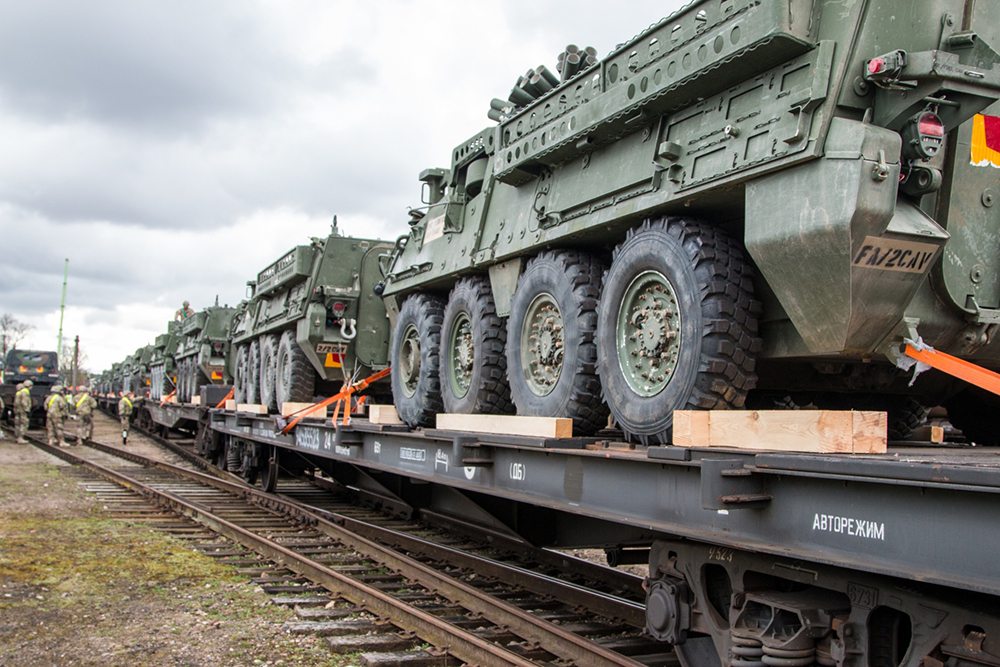 Vehículos de combate Stryker de la Tropa Ghost del 2º Escuadrón del 2º Regimiento de Caballería esperan para descargar durante una operación ferroviaria en Gaiziunai, Lituania, 21 de abril de 2016. La Tropa Ghost recibió más de setenta piezas de equipamiento en esta operación, que incluyó contenedores, vehículos Humvee y vehículos de combate Stryker. (Foto: Ejército de EUA, Sgto. 2º Michael Behlin)