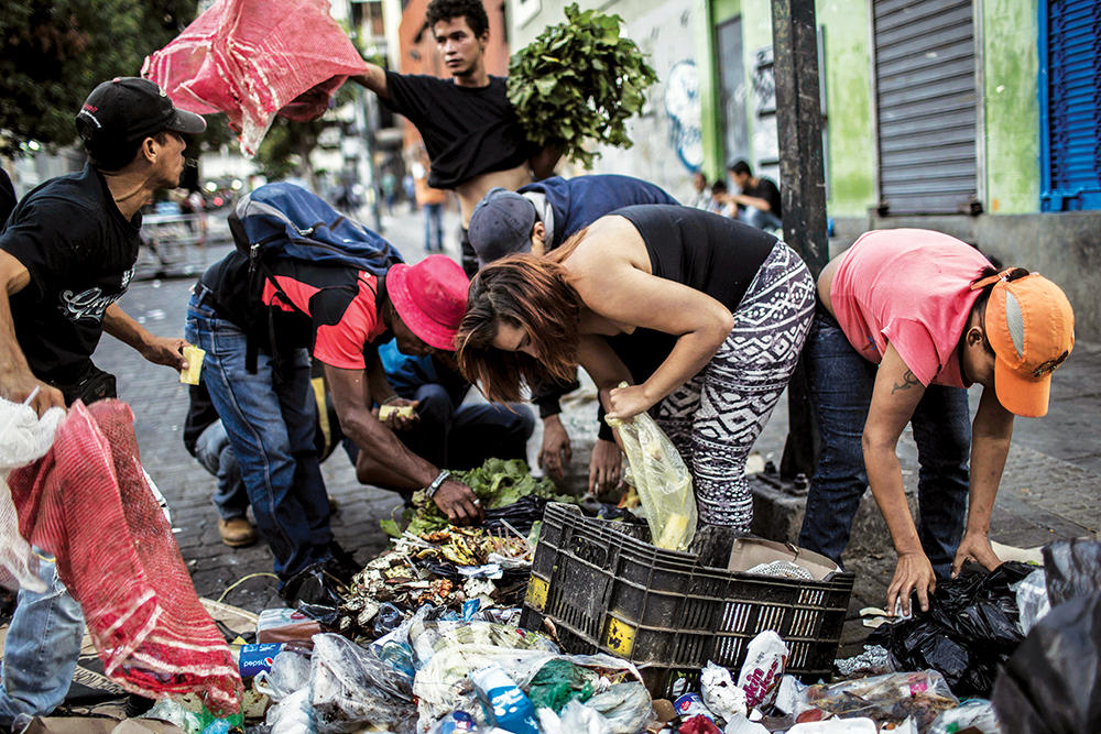 Venezolanos desesperados buscan comida en la basura, Caracas, Venezuela, 22 de junio de 2017. (Foto: JM López/dpa/Alamy Live News)
