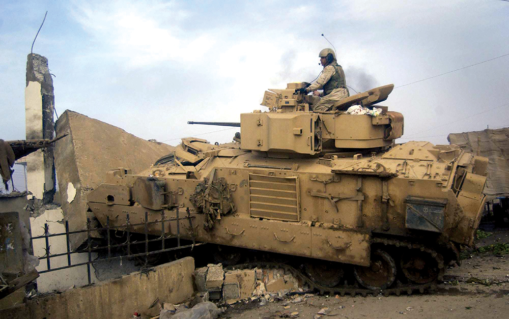 El sargento Ramel Colclough disparando el cañón de 25 mm de un vehículo de combate Bradley contra posiciones iraquíes en abril de 2003 durante un avance denominado thunder run para capturar la Zona Verde de Bagdad. Este avance ejemplifica el mando tipo misión. El coronel David Perkins les comunicó a sus subordinados en qué consistía la misión a través de órdenes de combate concisas y confiaba en que ellos sabrían reaccionar ante el caos del combate urbano mejor que el enemigo. (Foto: Ejército de Estados Unidos)