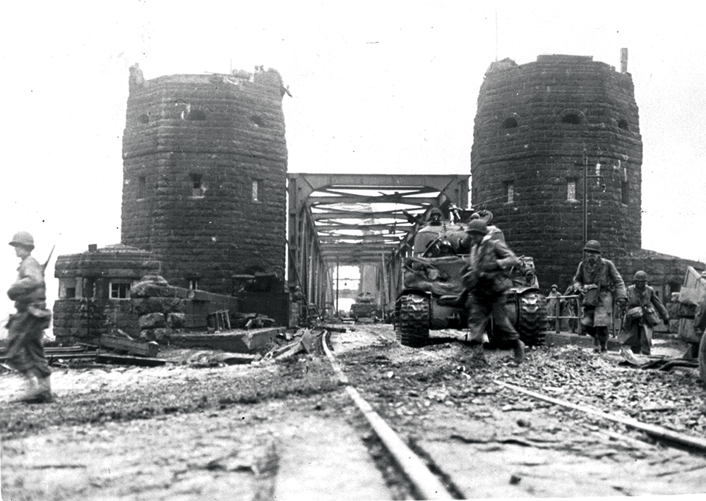 Tanques estadounidenses cruzando el puente de Ludendorff el 7 de marzo de 1945 en Remagen, Alemania. El puente iba a ser demolido, pero se encontraba intacto cuando el 27o Batallón de Infantería Blindado llegó al lugar. Reconociendo la importancia del puente, los comandantes del batallón tomaron la iniciativa, cambiaron su misión y lo capturaron diez minutos antes de que las fuerzas alemanas que retrocedían lo destruyeran. Esta acción permitió a seis divisiones aliadas cruzar el puente y continuar atacando antes de que colapsara el 17 de marzo. (Foto: 12/Alamy Stock Photo)