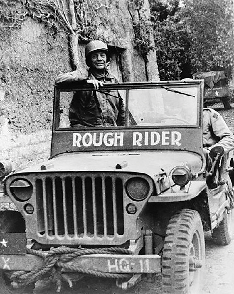 El general de brigada Theodore Roosevelt Jr. saliendo de la playa de Utah el 6 de junio de 1944 en su todoterreno, el «Rough Rider». Roosevelt fue el único general que acompañó a las tropas estadounidenses durante los primeros desembarcos de la operación Overlord. (Foto: Walter Scott Shinn, Biblioteca del Congreso)