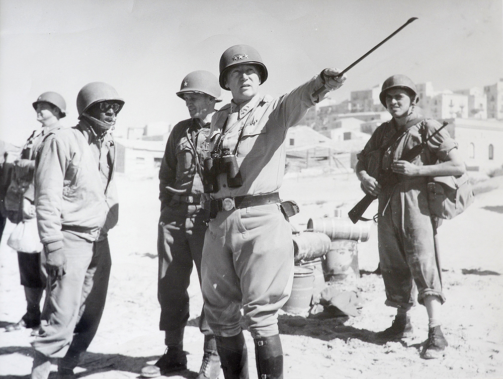El general George S. Patton Jr. dando indicaciones a sus comandantes subordinados durante la campaña militar de Sicilia en 1943. (Foto: Foy S. McNaughton, McNaughton Newspapers)
