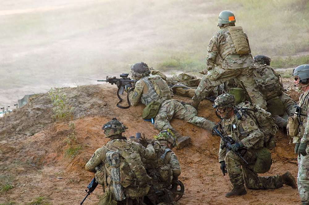 Soldados del 1er Batallón, 151o Regimiento de Infantería, en un ejercicio con fuego real el 3 de noviembre de 2018 en el Centro de Entrenamiento para el Alistamiento Conjunto en Fort Polk, Luisiana. Los soldados tenían que moverse y maniobrar en equipo usando munición real. (Foto: Sargento Aimee Shatto, Ejército de EUA)
