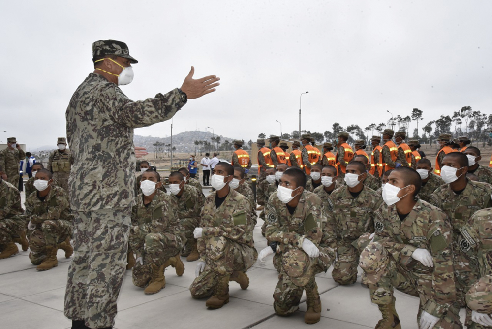 El comandante general del Ejército del Perú, Jorge Céliz Kuong, se dirige a tropas de la 1a Brigada de Fuerzas Especiales antes de ser desplegadas en la lucha contra el COVID-19 en la base de Chorrillos, en Lima, Perú. (Foto: Facebook del Ejército del Perú)