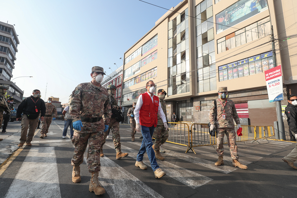 El ministro de Defensa del Perú, Walter Martos, supervisa operativo conjunto de las Fuerzas Armadas y la Policía del Perú en la zona comercial de Mesa Redonda para garantizar el cumplimiento del estado de emergencia frente al COVID-19. (Foto: Ministerio de Defensa del Perú via Flickr, CC BY 2.0)