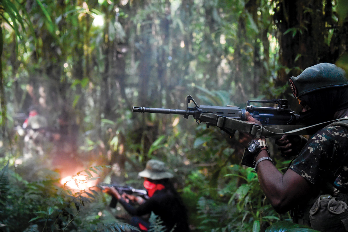 Integrantes del Frente Ernesto Che Guevara del Ejército de Liberación Nacional, participan en un ejercicio de entrenamiento de fuego vivo, el 26 de mayo de 2019, en el Departamento del Chocó, Colombia. El ELN es el último ejército rebelde de Colombia y uno de los grupos guerrilleros más antiguos en Latinoamérica. (Foto: Raul Arboleda, Agence France-Presse)