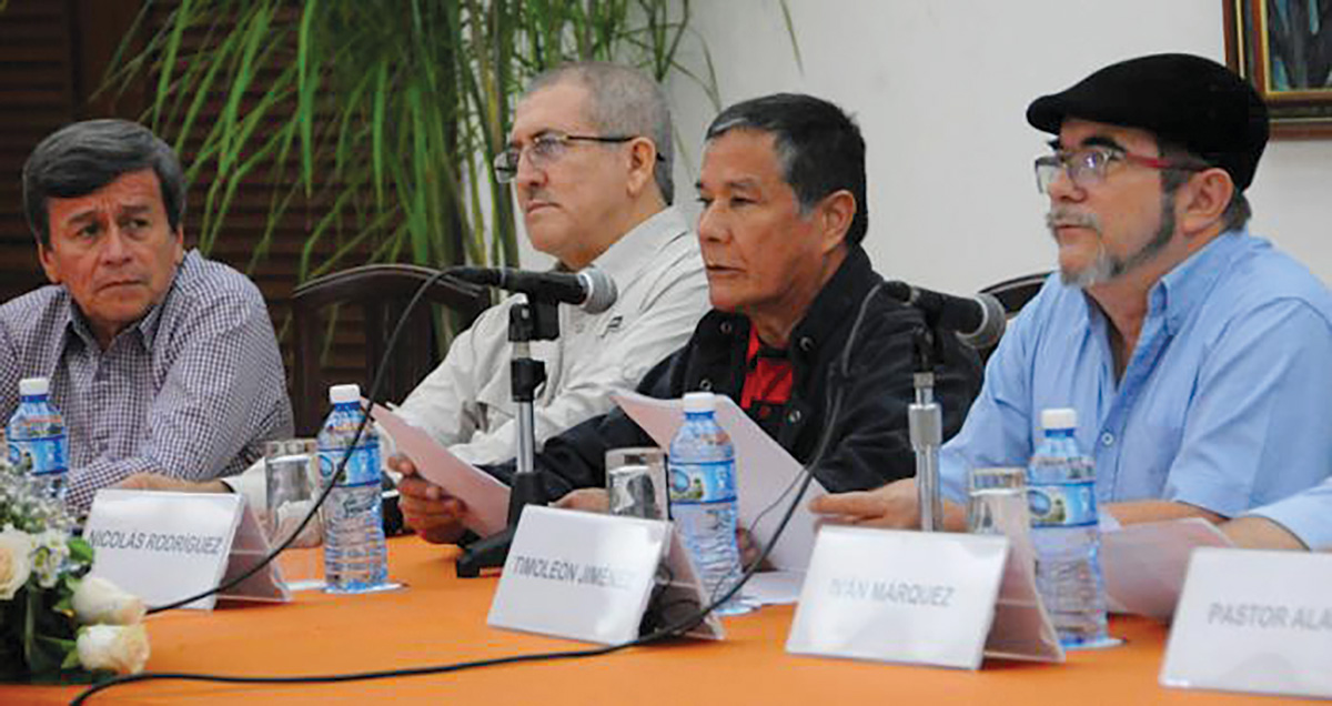 En 2017, los líderes del Ejército de Liberación Nacional Pablo Beltrán, Antonio García y Nicolás Rodríguez se reúnen con el líder desmovilizado de las Fuerzas Armadas Revolucionarias de Colombia Timoleón Jiménez en La Habana. (Foto: Juvenal Balán a través de Resolver, www.resolver.se)