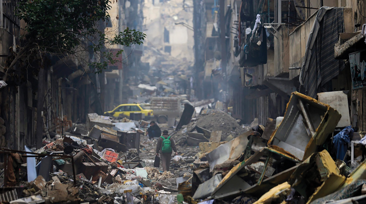 Los habitantes de la ciudad de Alepo, Siria, caminan entre los escombros del antiguo barrio de Salaheddine, controlado por los rebeldes, el 20 de enero de 2017, en el este de la cuidad. (Foto: Hassan Ammar, Associated Press)