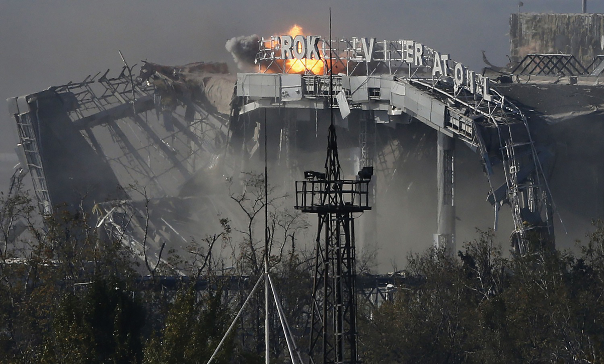 La terminal principal del Aeropuerto Internacional Sergey Prokofiev de Donetsk tras ser alcanzada por proyectiles, el 8 de octubre de 2014, durante los combates entre los rebeldes prorrusos y las fuerzas gubernamentales ucranianas en la ciudad de Donetsk, Ucrania oriental. (Foto: Dmitry Lovetsky, Associated Press)