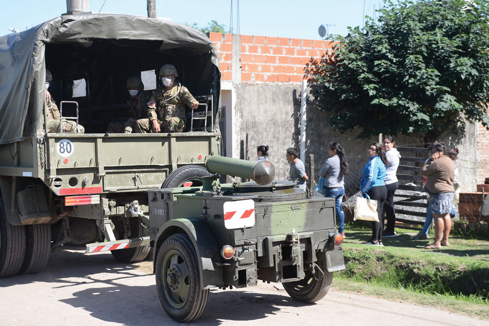 Efectivos del Ejército Argentino remolcan una cocina de campaña por barrios del conurbano bonaerense. (Foto: Secretaría General del Ejército Argentino)