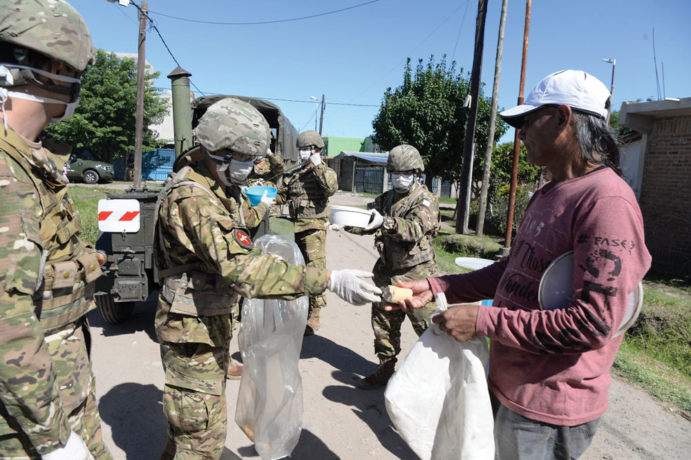 Reparto de raciones en barrios carenciados del conurbano bonaerense por parte de integrantes del Regimiento de Artillería 1. (Foto: Secretaría General del Ejército Argentino)