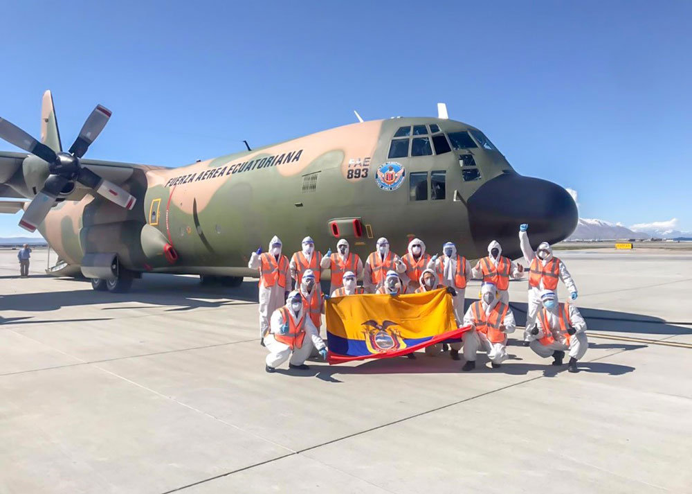 Miembros de la Fuerza Aérea Ecuatoriana posan para una foto en la Base Aérea Roland R. Wright, Estados Unidos, después de cargar ayuda humanitaria en un C-130 para afrontar la crisis del COVID-19. (Foto: Fuerza Aérea Ecuatoriana)