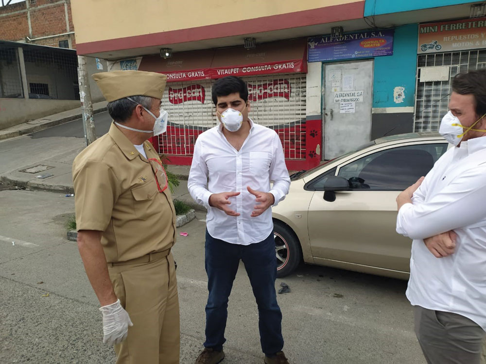 El vicepresidente del Ecuador, Otto Sonnenholzner, junto al comandante general de la Armada, Darwin Jarrín, recorren las calles de Guayaquil. (Foto: Armada del Ecuador)