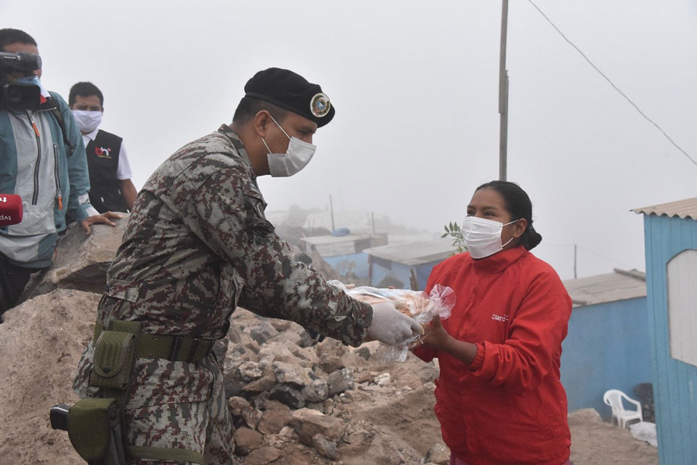 Personal militar contribuye diariamente con la población más vulnerable, realizando acciones cívicas de ayuda humanitaria en los sectores que más lo necesitan. (Cortesía: Oficina de Informaciones del Ejército del Perú)