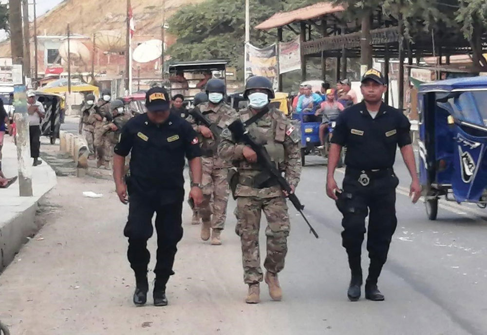Personal militar patrulla las calles durante la cuarentena y el estado de emergencia, realizando la coordinación permanente con la Policía Nacional del Perú. (Cortesía: Oficina de Informaciones del Ejército del Perú)