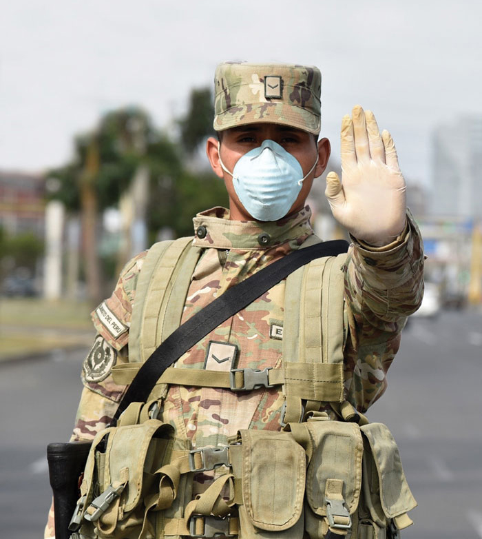 Soldado del Ejército del Perú muestra en su accionar una actitud enérgica ante el peligro que representa la nueva pandemia ocasionada por el COVID-19. (Cortesía: Oficina de Informaciones del Ejército del Perú)