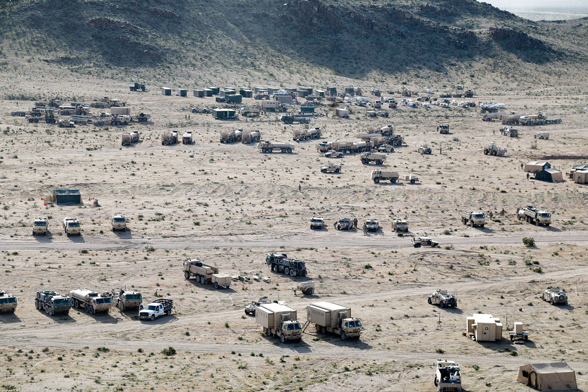 Soldados de la 1a División de Caballería llevan a cabo operaciones de base, el 11 de abril de 2019, durante una rotación de acción decisiva en el Centro Nacional de Entrenamiento en Fort Irwin, California. (Foto: Sgto. Nathan Franco, Ejército de EUA)