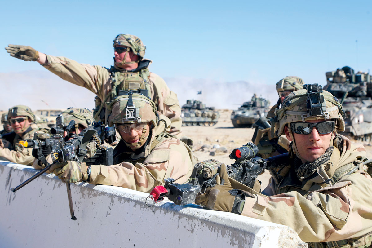 Soldados asignados al 1er Equipo de Combate de Brigada Blindada de la 3a División de Infantería en Fort Stewart, Estado de Georgia, enfrentan la fuerza opositora, el 13 de febrero de 2020, durante una rotación de acción decisiva en el Centro Nacional de Entrenamiento en Fort Irwin, Estado de California. Las rotaciones de acción decisiva garantizan que los equipos de combate de brigada sigan siendo versátiles, reactivos y constantemente disponibles para contingencias actuales y futuras. (Foto: Especialista Brooke Davis, Ejército de EUA)