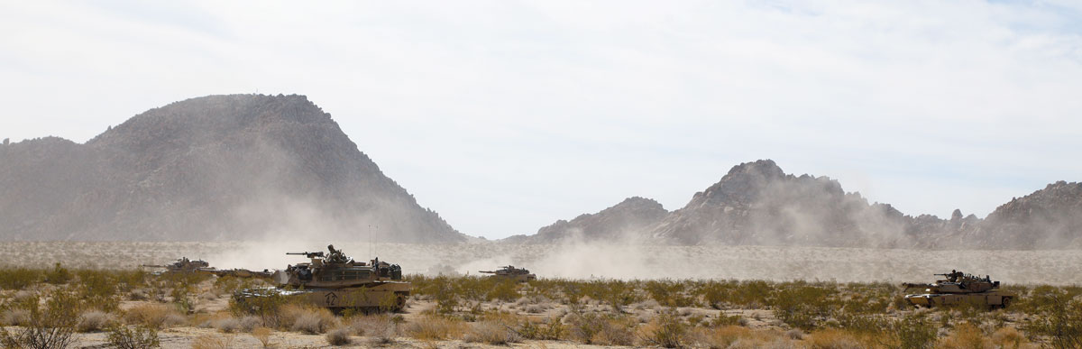 Tanques M1A2 Abrams asignados a la 4a División de Infantería en Fort Carson, Estado de Colorado, maniobran en el campo de batalla hacia un objetivo, el 1 de noviembre de 2018, durante una rotación de acción decisiva en el Centro Nacional de Entrenamiento en Fort Irwin, California. (Foto: Especialista Lisa Orender, Ejército de EUA)