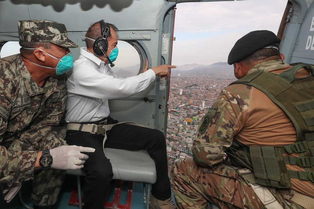 El ministro de Defensa del Perú, Walter Martos Ruiz, acompañado por el jefe del Comando Conjunto de las Fuerzas Armadas, general César Astudillo Salcedo, y el comandante general del Ejército, Jorge Céliz Kuong, sobrevuelan la ciudad de Lima, el 5 de abril de 2020, para verificar el dispositivo de las patrullas y puntos de control operados por miembros de las Fuerzas Armadas. (Foto: Luis Enrique Saldaña, Ministerio de Defensa del Perú, CC BY 2.0)