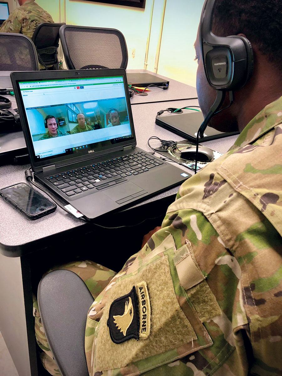 El sargento de primera clase Jerry Dickerson, un facilitador asignado a la Academia de Suboficiales de la 101a División Aerotransportada en Fort Campbell, Estado de Kentucky, utiliza el sitio web de los Servicios de Colaboración del Departamento de Defensa para reunirse con otros facilitadores, el 31 de marzo de 2020, en preparación para el tiempo diario de cara a cara entre los facilitadores y los estudiantes del Curso Básico de Líderes en Fort Bliss, Texas. (Foto: Sgto. 1o Jedhel Somera, Ejército de EUA)