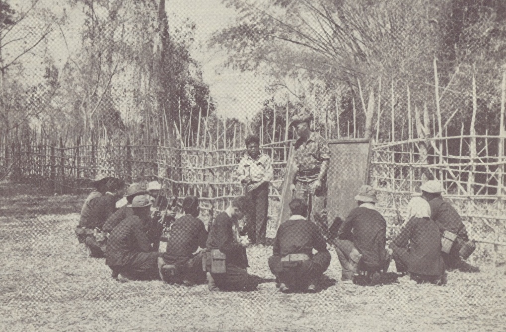 Soldier teaching others. (US Army)