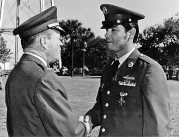 Lt. Gen. Harry H. Critz (<em>left</em>), then the commander of Fourth U.S. Army, awards Erevia the Distinguished Service Cross at Fort Sam Houston, Texas, in 1970.