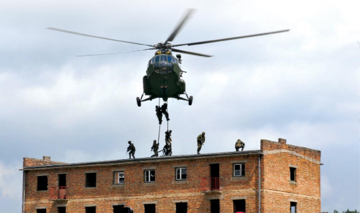 Soldados realizan una inserción con cuerda rápida en terreno urbano el 14 de junio de 2016 durante el ejercicio Anakonda, en Wedrzyn, Polonia.