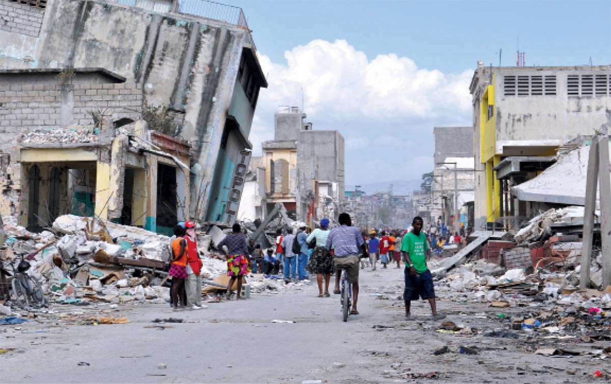 La gente camina entre los escombros de Puerto Príncipe el 31 de enero de 2010