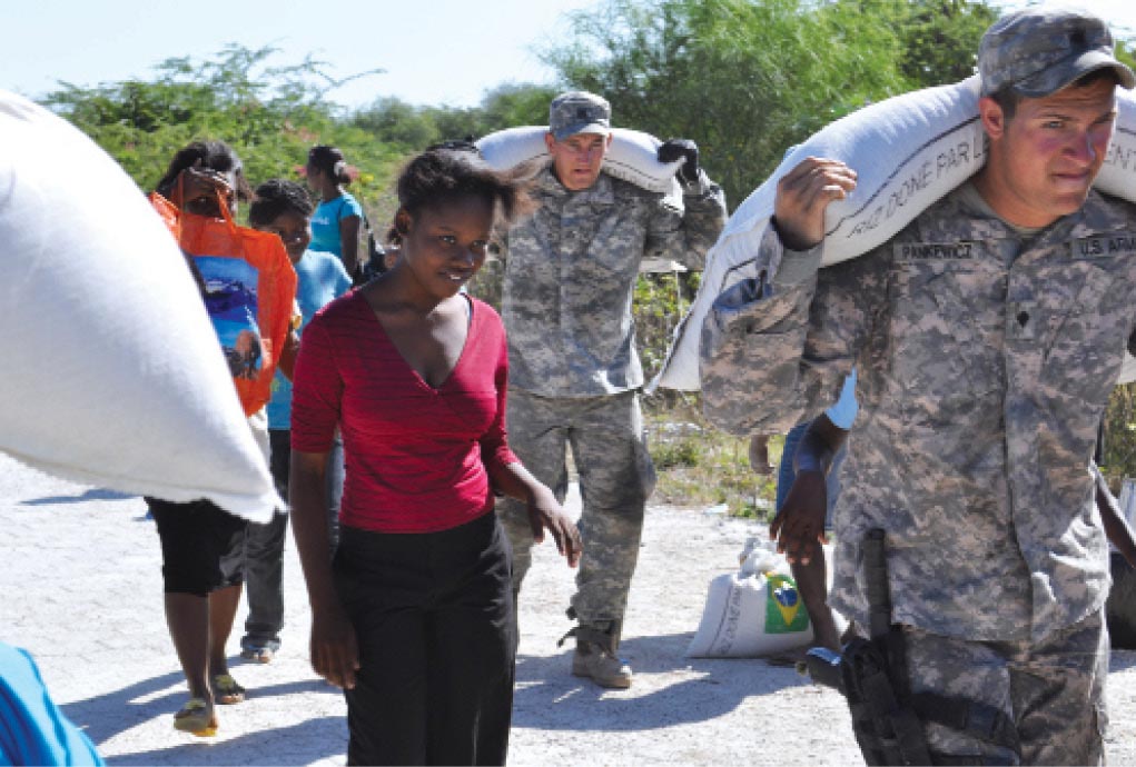 Soldados de EUA ayudan a los ciudadanos haitianos el 2 de febrero de 2010
