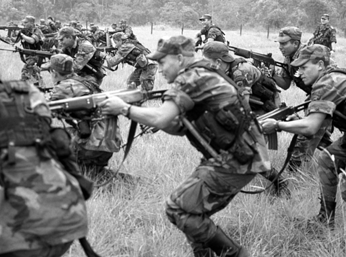 COLAR soldiers imitate a FARC cortina