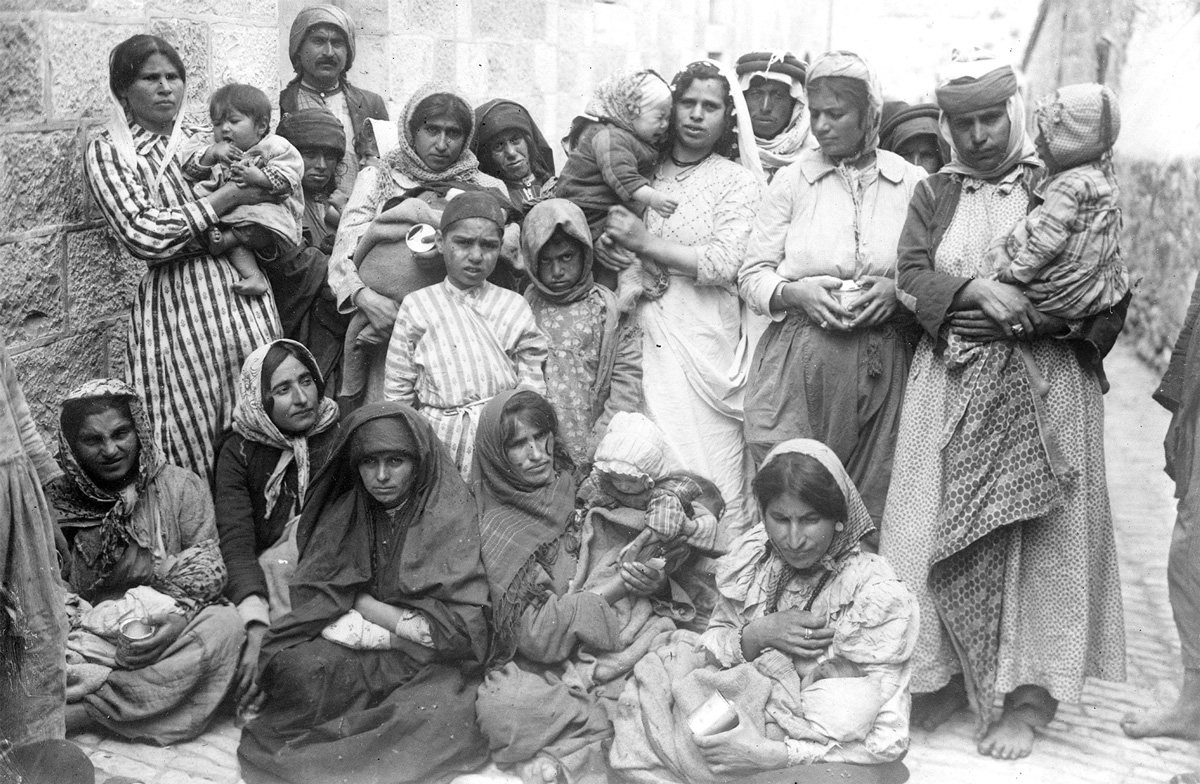 Photo of a group of Armenian and Syrian refugees.