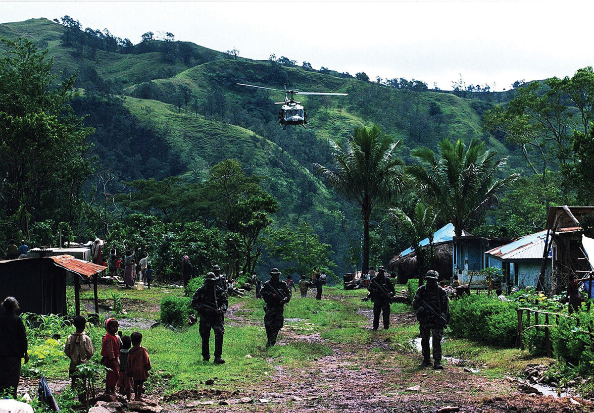 An Army Ranger Wing team from 2nd Irish Contingent patrols the village of Fatululic, East Timor