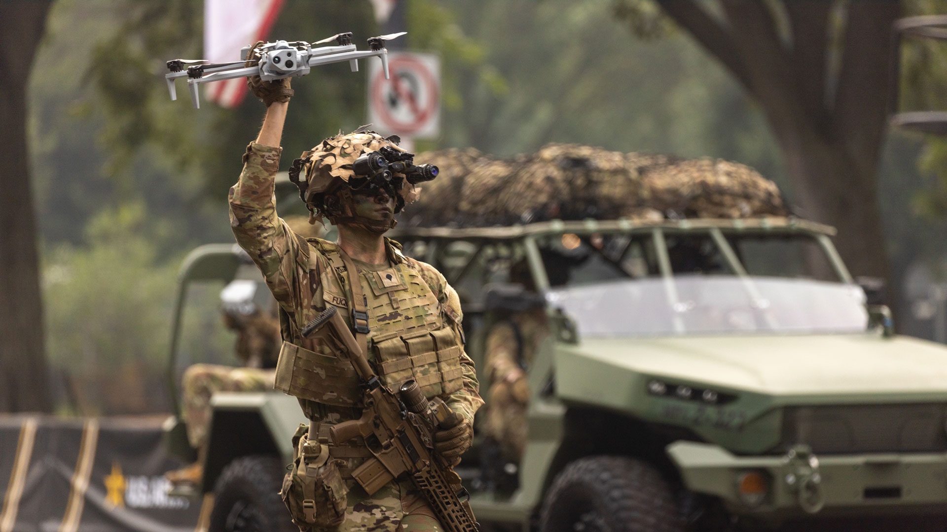 A soldier assigned to the 101st Airborne Division (Air Assault) raises a drone during the Army’s 250th birthday parade in Washington, D.C., 14 June 2025. The demonstration showcased emerging capabilities including next-generation squad weapons, uncrewed systems, and mobility platforms.