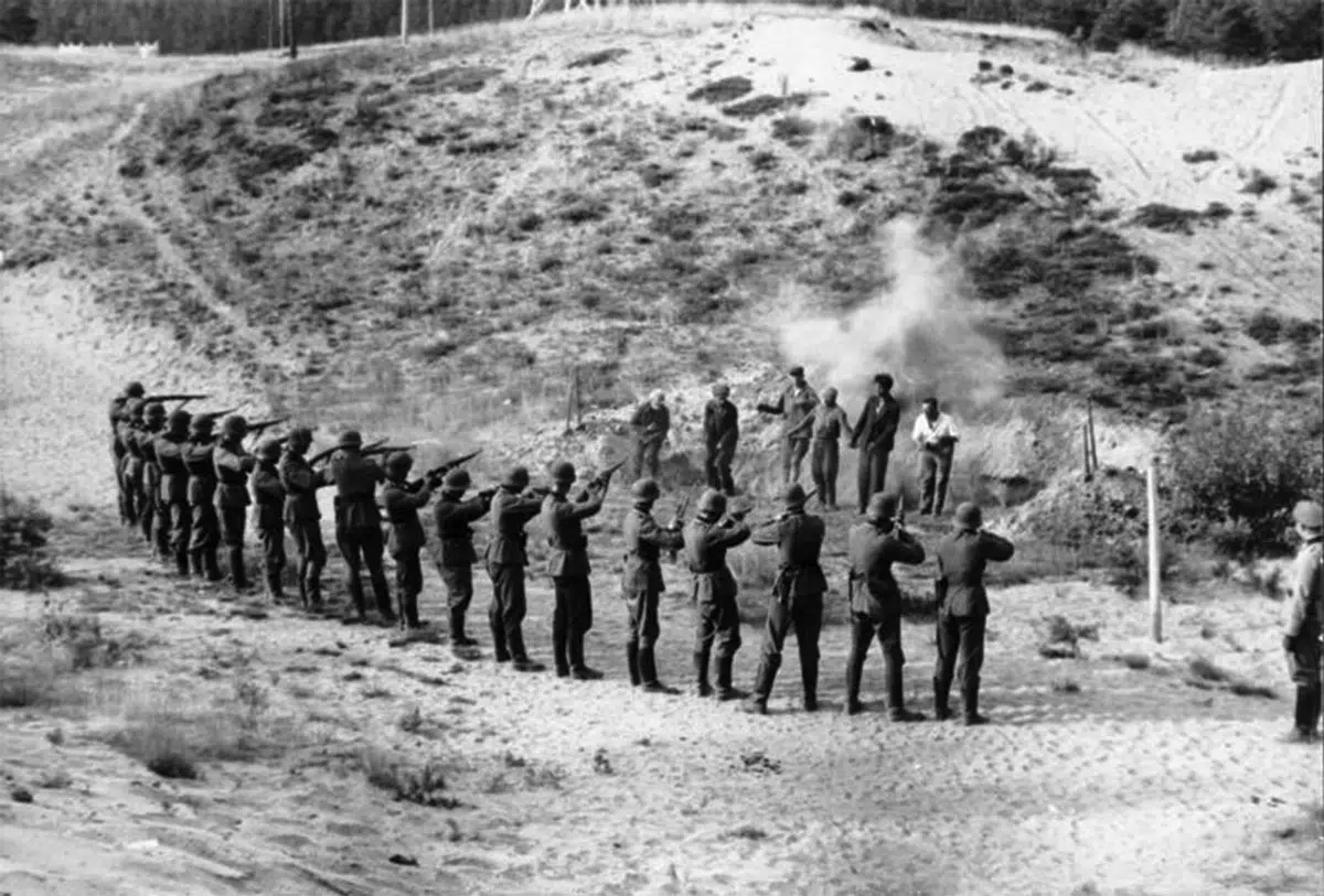 A German firing squad executes Soviet partisans