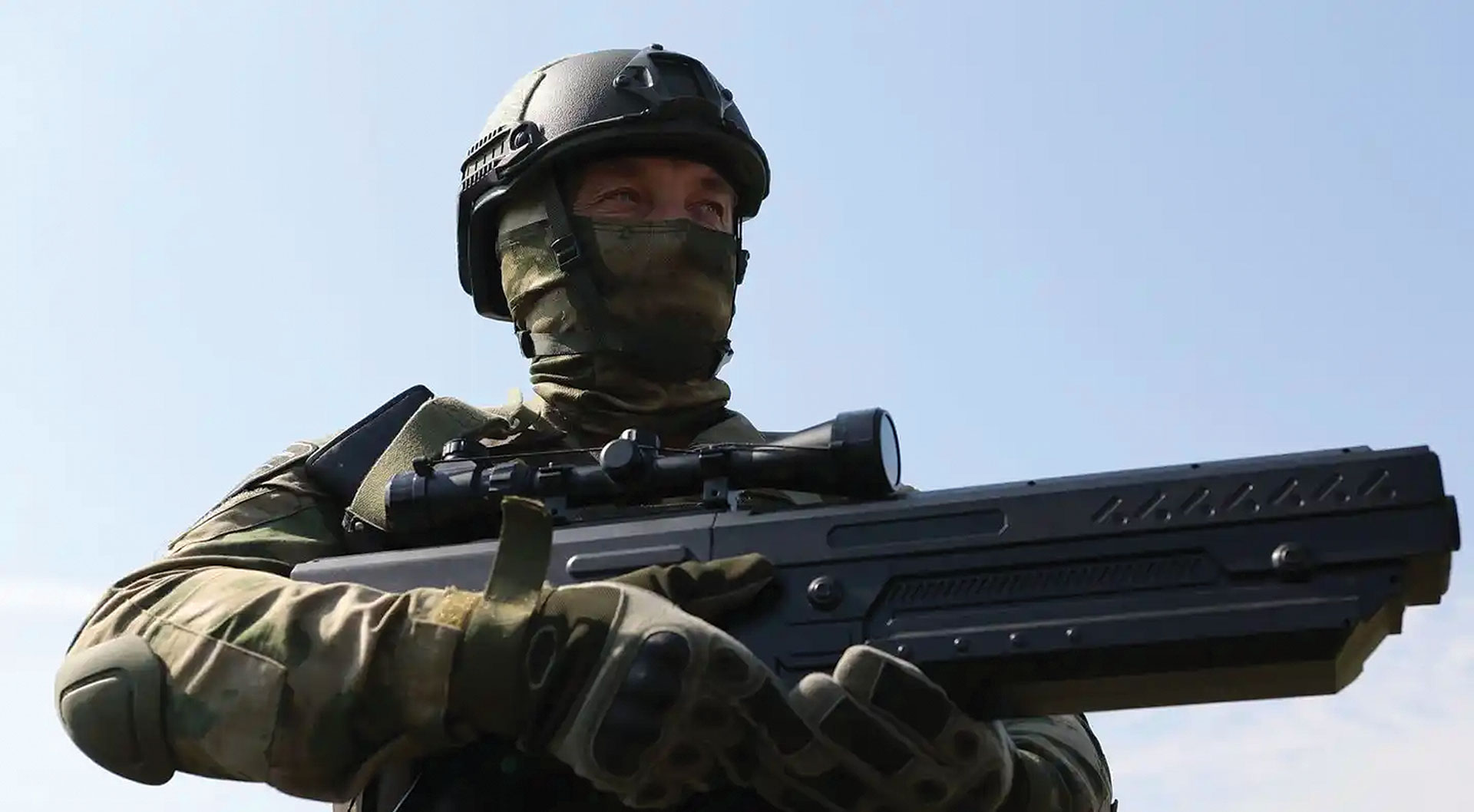 A Russian soldier carries an antidrone rifle. Since the beginning of the war in Ukraine, Russian soldiers have received improved antidrone rifles that are capable of drone detection at a distance of up to one kilometer