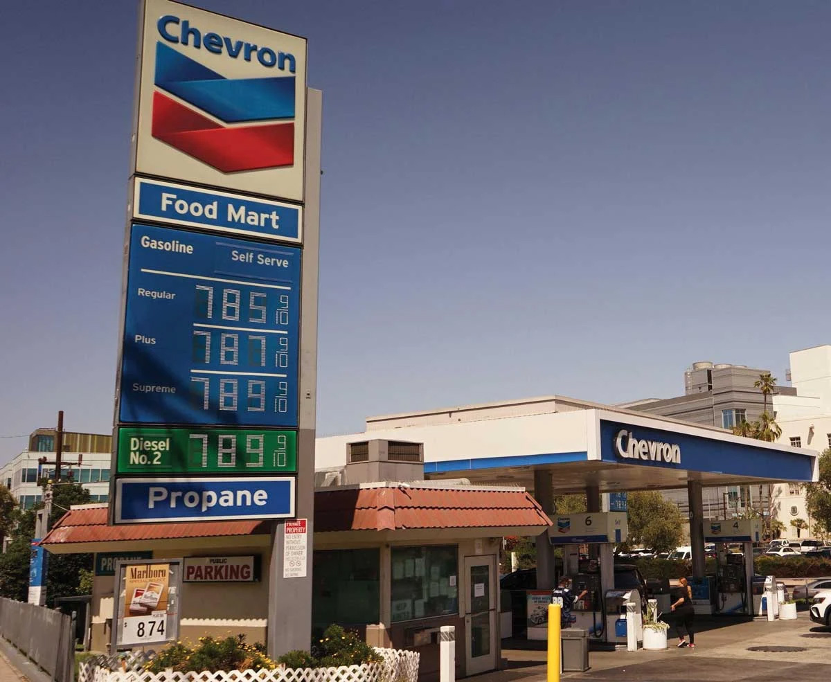 Preços da gasolina afixados em um posto em 1o de junho de 2022 em Los Angeles