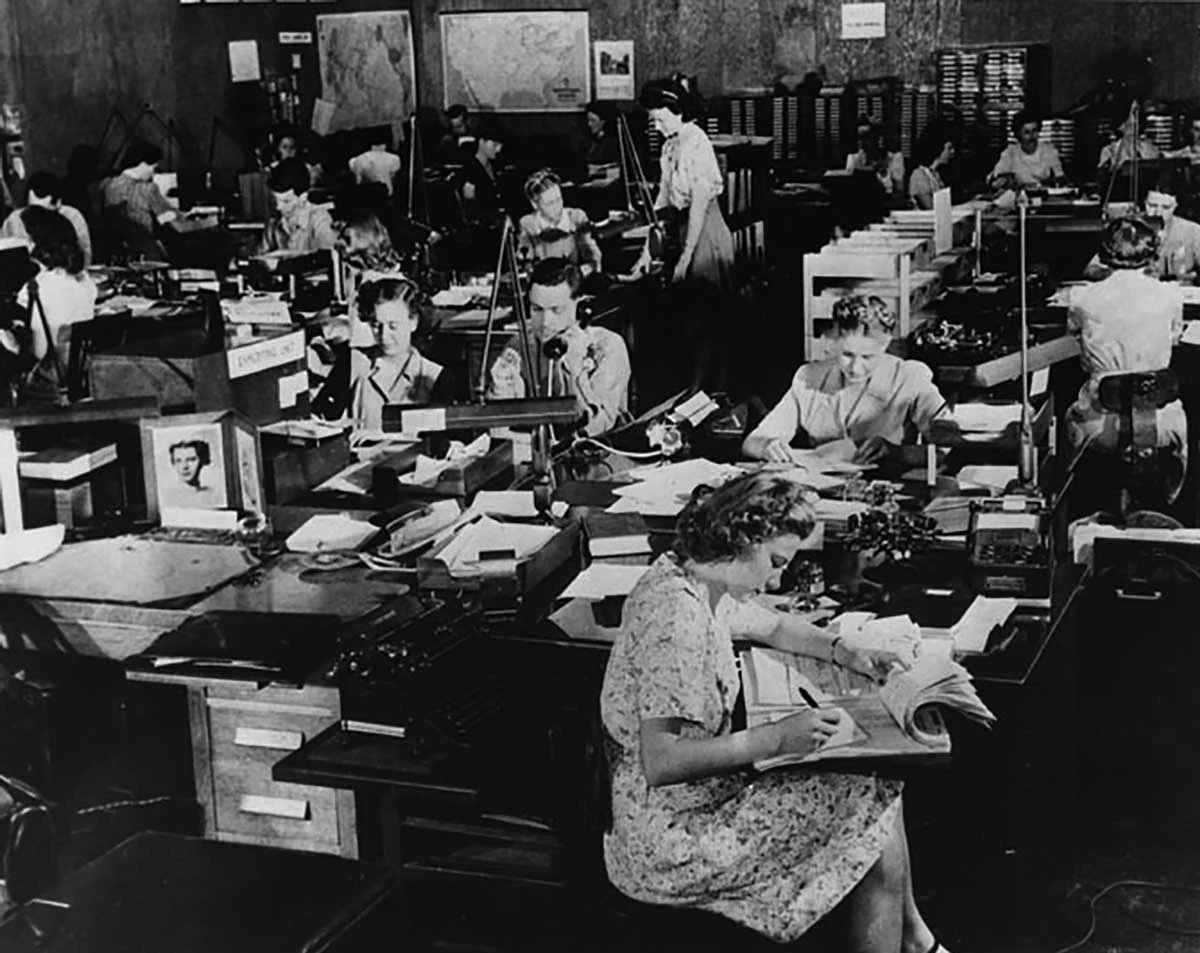 Criptólogos do Serviço de Inteligência de Sinais do Exército dos EUA trabalham em ArlingtonHall, Virgínia, por volta de 1943