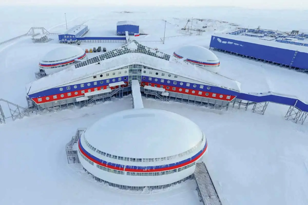 Foto sem data da base militar russa de Trefoil, no Ártico. Por ser uma região essencial às aspirações agressivas militares, econômicas e políticas da Rússia, o Ártico se tornou um ponto focal para a competição irregular