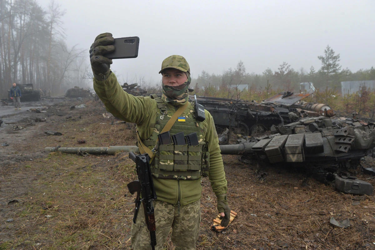 Militar ucraniano tira uma