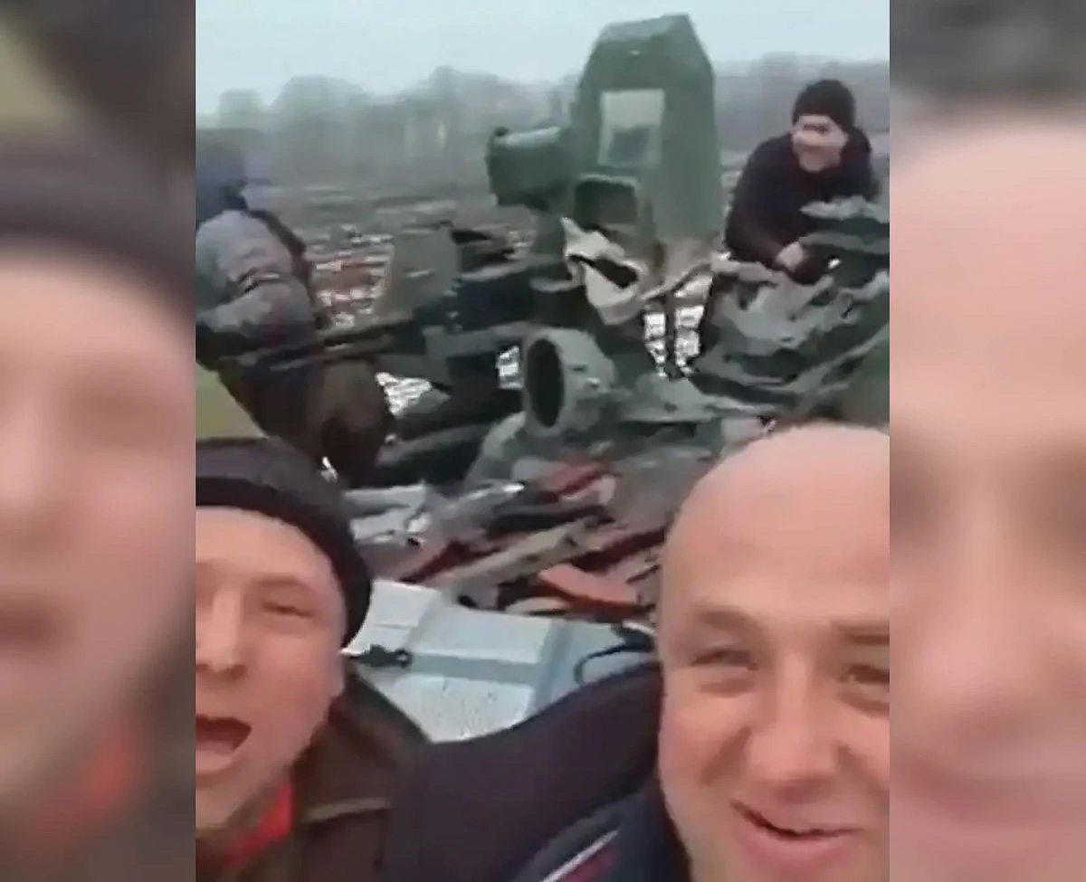 Grupo de ucranianos demonstra alegria ao passear com um carro de combate russo