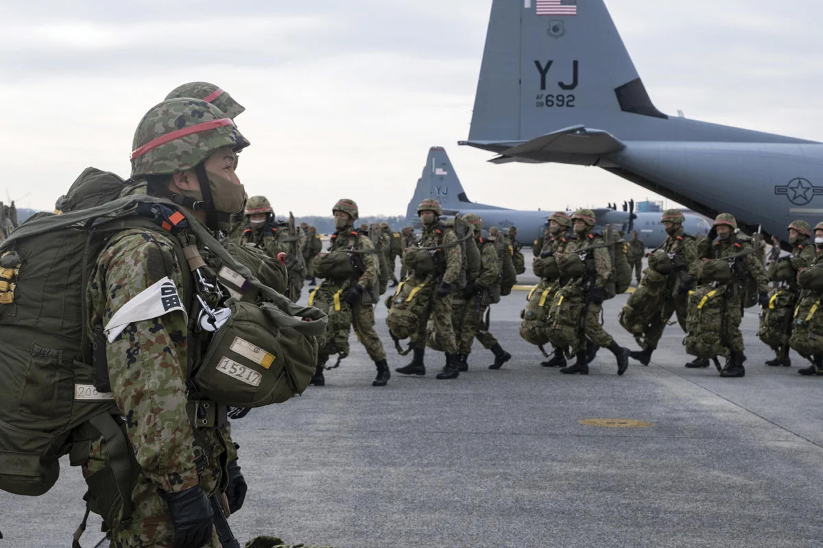 Paraquedistas da Força Terrestre de Autodefesa do Japão se preparam para embarcar em um
