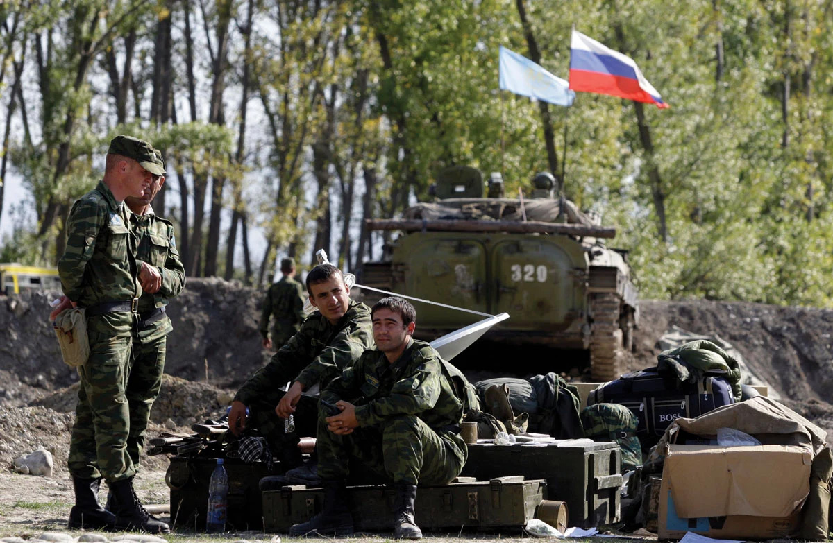 Soldados russos preparam-se para sair de Karaleti