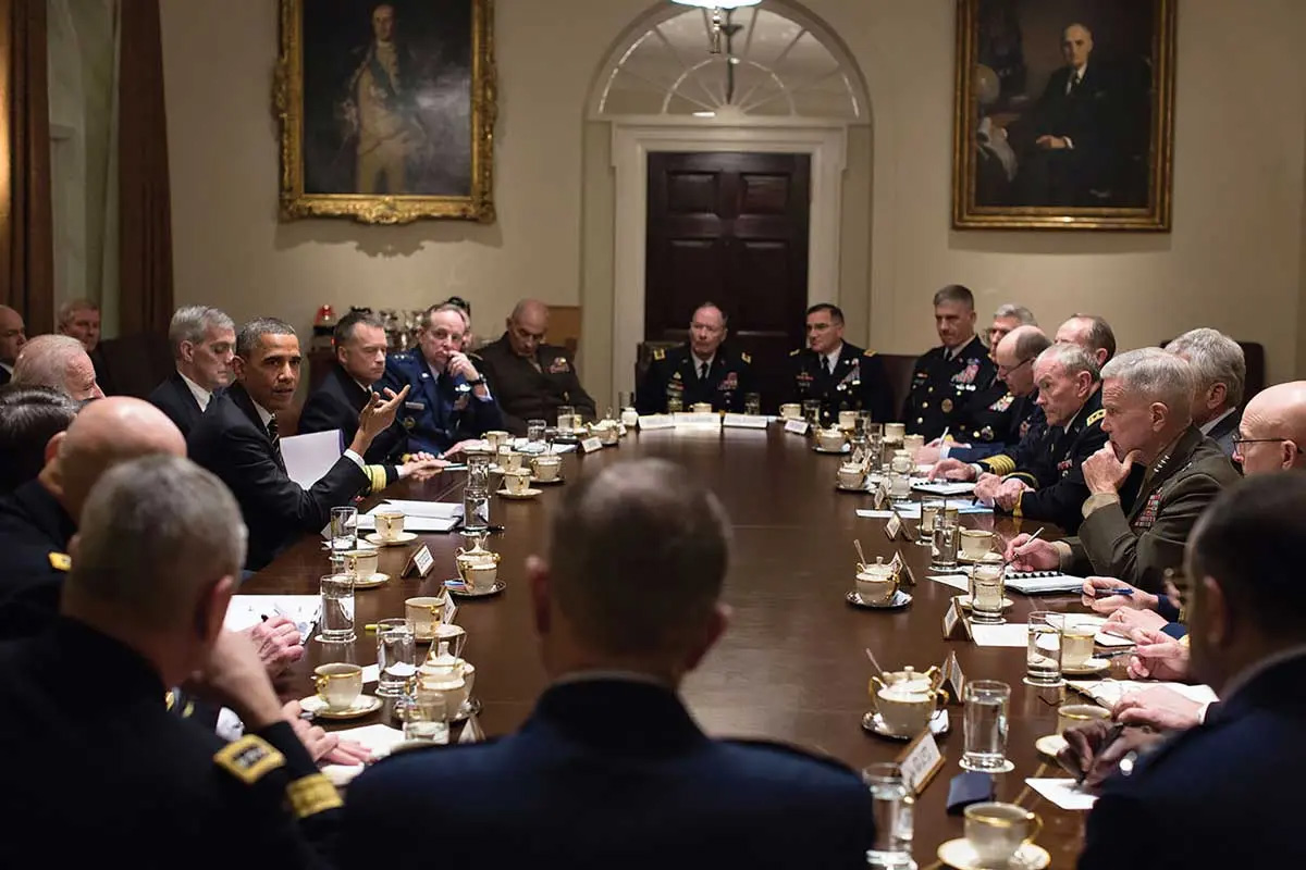 O Presidente Barack Obama e o Vice-Presidente Joe Biden realizam uma reunião em 12 de novembro de 2013 com comandantes de comandos geográficos unificados e a liderança militar na Sala do Gabinete da Casa Branca